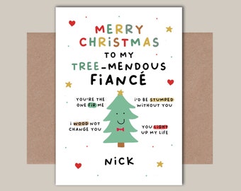 Peut inclure: Une carte de Noël avec une enveloppe marron. La carte porte le texte "Merry Christmas to my tree-mendous fiancé" avec une illustration d'arbre de Noël vert. Le nom "Nick" est également inclus.