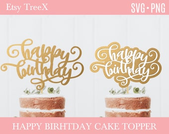 Puede incluir: Dos adornos dorados para pastel con la frase "Happy Birthday" en elegante escritura cursiva. Los adornos están colocados sobre un pastel en capas con vegetación. La imagen también incluye el texto "SVG • PNG" y "HAPPY BIRTHDAY CAKE TOPPER".