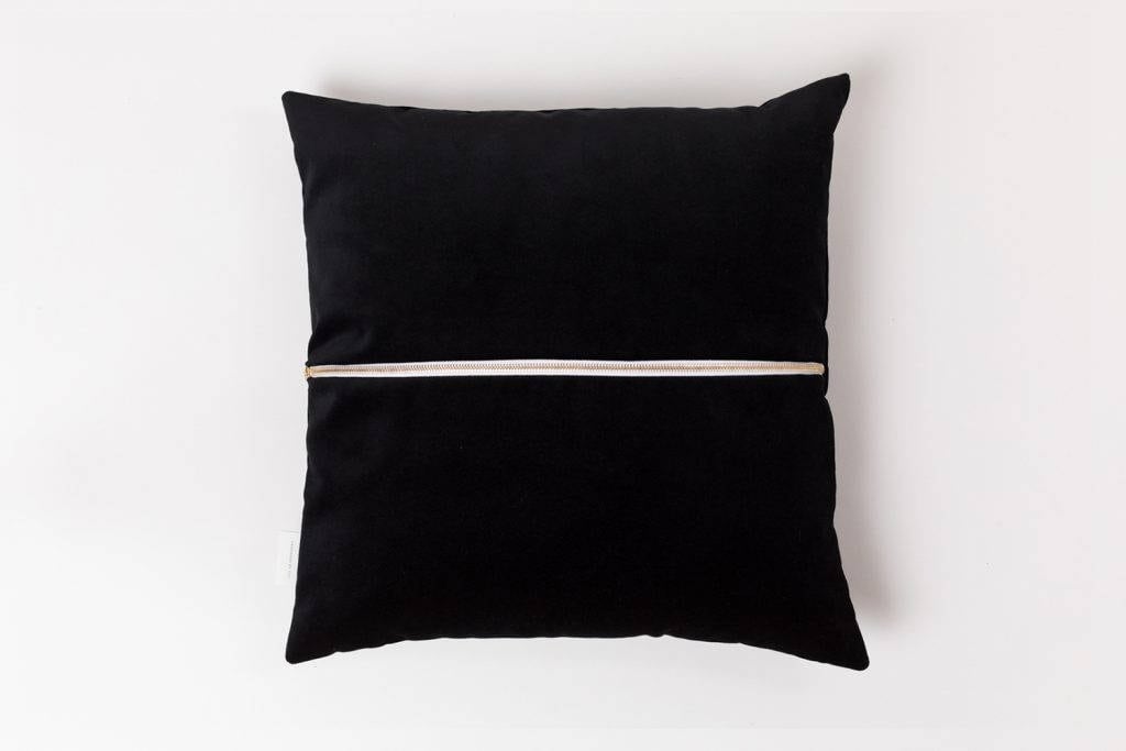 Velvet Touch Pillow . Noir Galactique | France Velours Coussin Oreiller de Jet Velours | en Anglais 