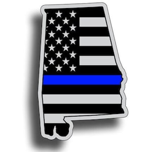 Peut inclure: Un drapeau américain noir et blanc avec une fine ligne bleue au milieu, en forme de l'état d'Alabama.
