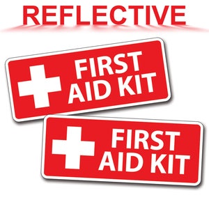 Puede incluir: Dos pegatinas reflectantes rojas con una cruz blanca y el texto "FIRST AID KIT" en blanco.