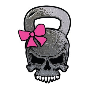 Puede incluir: Una pesa rusa de metal gris con un diseño de calavera y un lazo rosa en el mango.