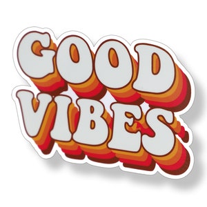 Puede incluir: Una pegatina con el texto "GOOD VIBES" en una fuente de estilo retro. Las letras son blancas con contornos naranja, rojo y amarillo. La pegatina tiene un borde blanco.