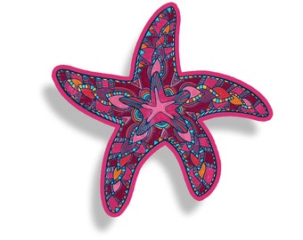 Puede incluir: Una estrella de mar rosa con un diseño de mandala colorido. La estrella de mar está delineada en negro y tiene una sombra blanca.