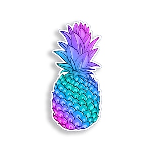 Op de afbeelding: Een kleurrijke ananas met een gradiënt van blauw, groen en roze. De ananas is zwart omlijnd en heeft een witte achtergrond.