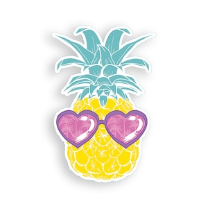 Op de afbeelding: Een gele ananassticker met een turquoise kroon en hartvormige zonnebril. De zonnebril heeft een roze montuur en weerspiegelt een palmbomenlandschap. De sticker heeft een witte rand en staat op een witte achtergrond.