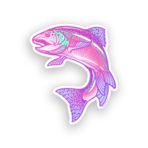 Puede incluir: Una pegatina de una trucha arcoíris iridiscente rosa y púrpura saltando fuera del agua. La trucha tiene un contorno blanco y un patrón de puntos en su aleta caudal.