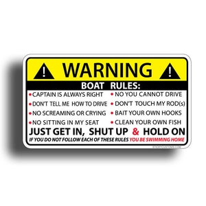 Op de afbeelding: Een geel waarschuwingsbord met zwarte en rode tekst. Het bord luidt "WARNING BOAT RULES: CAPTAIN IS ALWAYS RIGHT, DON'T TELL ME HOW TO DRIVE, NO SCREAMING OR CRYING, NO SITTING IN MY SEAT, NO YOU CANNOT DRIVE, DON'T TOUCH MY ROD(S), BAIT YOUR OWN HOOKS, CLEAN YOUR OWN FISH, JUST GET IN, SHUT UP & HOLD ON, IF YOU DO NOT FOLLOW EACH OF THESE RULES YOU BE SWIMMING HOME, STICKYCUSTOMS.COM".