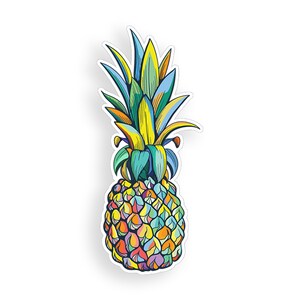 Op de afbeelding: Een kleurrijke ananas met een geel, groen en blauw ontwerp. De ananas is een populair tropisch fruit en een symbool van de zomer.