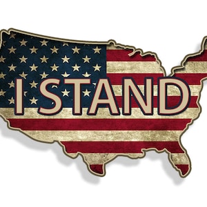 Puede incluir: Un contorno de los Estados Unidos de América en forma de mapa, con el diseño de la bandera estadounidense en rojo, blanco y azul. La palabra "I STAND" está escrita en letras grandes de color beige en el medio del mapa.
