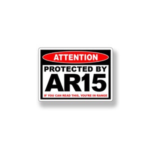 以下が含まれることがあります： 「ATTENTION PROTECTED BY AR15 IF YOU CAN READ THIS, YOU'RE IN RANGE」と書かれた黒と赤の警告標識。