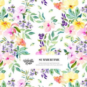 Könnte beinhalten: Aquarell-Blumenmuster mit rosa, gelben und lila Blumen und grünen Blättern auf weißem Hintergrund. Das Design enthält das Wort "SUMMERTIME". Das Bild ist ein nahtloses Muster.