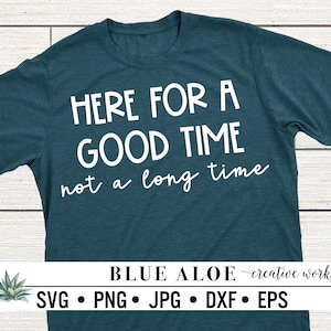 Puede incluir: Una camiseta azul turquesa con texto blanco que dice "HERE FOR A GOOD TIME not a long time". El texto está en una fuente manuscrita informal. La camiseta es un diseño popular para ropa casual.