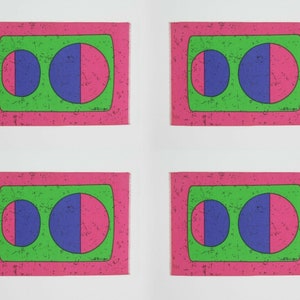以下が含まれることがあります： ピンクの正方形が4つあり、その中に緑と青の円が描かれています。各正方形には、緑色の長方形があり、その中に円が2つ描かれています。円は半分がピンクで半分が青です。