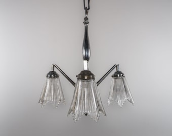 Lampadario originale Art Déco francese vintage degli anni '30 in metallo cromato con paralumi in vetro prismatico, dimensioni 63 cm x 48 cm