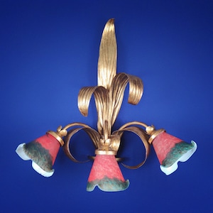 XL 1970s Italian Florentine Wall Sconce Lamp, with 3 Pate De Verre Glass Shades, 53cm x 53 cm Size, Fleur De Lis Shape, Warm Gold Gilt Look