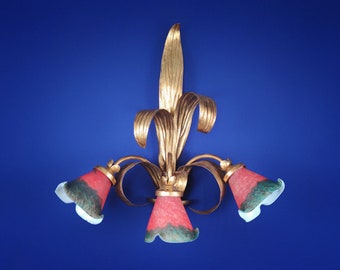 XL 1970s Italian Florentine Wall Sconce Lamp, with 3 Pate De Verre Glass Shades, 53cm x 53 cm Size, Fleur De Lis Shape, Warm Gold Gilt Look