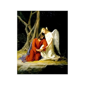 Puede incluir: Una pintura que representa a un hombre con una túnica roja arrodillado con la cabeza inclinada, consolado por un ángel con alas blancas y una túnica blanca. La escena está ambientada en un bosque oscuro con un gran tronco de árbol en el fondo.