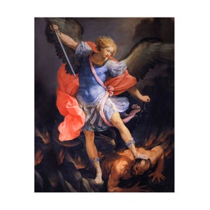 Puede incluir: Una pintura que representa a un ángel con una espada y cadenas, de pie sobre un demonio derrotado. El ángel lleva una armadura azul y una capa roja, y el demonio está tendido en el suelo con la cabeza bajo el pie del ángel.