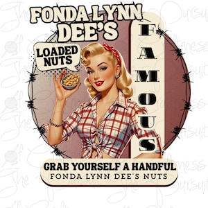 Peut inclure: Illustration de style rétro avec une femme tenant un bol de noix, avec le texte « FONDA LYNN DEE'S FAMOUS LOADED NUTS ». La femme porte une chemise à carreaux rouge et blanche et un bandeau rouge. L'image est encadrée par du fil de fer barbelé.