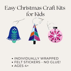 Puede incluir: Imagen de tres kits de manualidades navideñas para niños. Los kits incluyen una campana azul, un árbol colorido y un adorno rosa. El texto de la imagen dice "Easy Christmas Craft Kits for Kids", "Individually Wrapped", "Felt Stickers - No Glue!" y "Ages 4+".