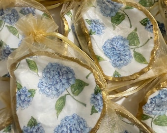 Masse oder einzelne handgemachte Austernschalen-Ring-Gerichte, blaue Hortensie Küsten Grandmillenia, Brautdusche Gefälligkeiten, Brautjungfern Vorschlag Geschenke