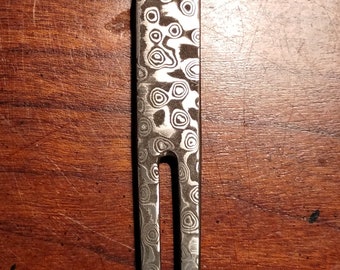 Sku# The Chrome 1" Handmade Damascus Steel Divot Tool by Dave Curry Hand Ground Straight Double Prong Forks Cigar/Club Rest Raindrop Pattern