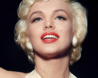 Marilyn Monroe 16-inch x 20-inch Classic Glamour Printable  Wall Art Poster. Digital Download for Home or Office