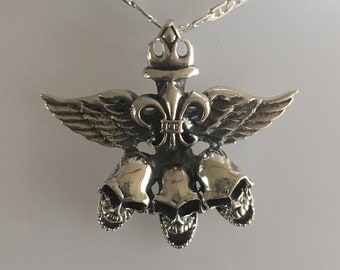 HBSSFLRSKL3330PNDT - Para HIM- Fleur de Lis con colgante Skull- 33 mm x 30 mm en plata 925. Cadena no incluida.  Se vende individualmente.