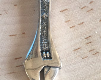 HBSS1551WRNCHPNDT - Para HIM - Colgante WRENCH SHAPED de peso pesado de 15 mm X 51 mm en plata 925. Se vende individualmente.