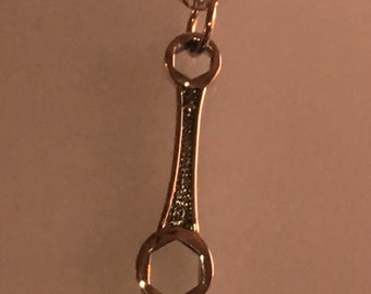 COLGANTE WRENCH SHAPED de peso pesado en plata 925- para él -13 mm X 52 mm . Se vende individualmente. Cadena no incluida.