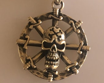 HBSSWHLSWRDSKL2943PNDT - SKULL, SWORDS, rueda de barco - COLGANTE de 29 mm x 43 mm en plata de ley 925. Cadena no incluida Vendidas individualmente.