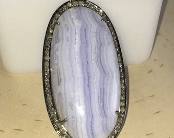 HB6435OVLBLAGTDIAPNDT- Impresionante colgante de ágata de encaje azul de 64 mm (h) x 35 mm (w) enclavado en diamantes. Se vende con una cadena de 16" 925 lista para usar.