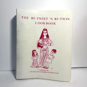 Könnte beinhalten: Vintage Kochbuch mit dem Titel "THE BE-TWIXT 'N BE-TWIN COOKBOOK" mit rotem Text und Illustrationen. Das Cover zeigt eine Frau und zwei Kinder in roter Strichzeichnung. Herausgegeben von The Houston Mothers of Twins Club.