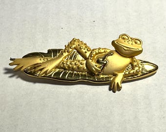Broche de lapela JJ dourado com sapo sobre folha