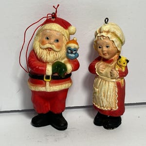 Adornos navideños antiguos de Papá Noel y la señora Claus