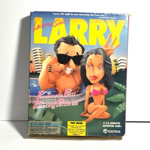 以下が含まれることがあります： ビデオゲーム「レジャー・スーツ・ラリー5：情熱的なパティ、ドキドキする胸筋を求めて」のボックスアート。ボックスには、ラリーと女性がプールにいるという漫画の画像が描かれている。ボックスのテキストには、「レジャー・スーツ・ラリー」、「情熱的なパティ、ドキドキする胸筋を求めて」、「3Dアニメーションアドベンチャーゲーム」と記載されている。