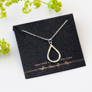 Collar de lágrima de plata / Joyería hecha a mano en el Reino Unido