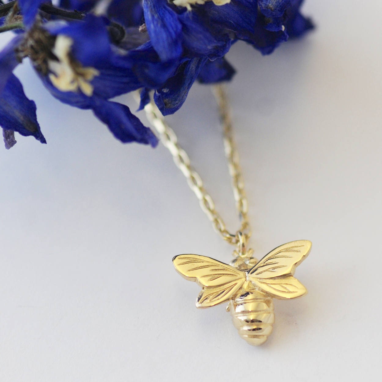 9 carat gold bee clearance necklace