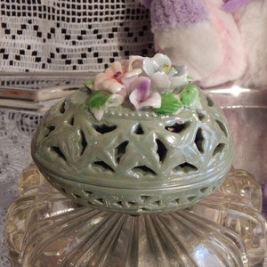 Handmålad vintage porslinsdoftdiffusor i påskägg i opaliserande vårgrönt med färgglad blommig layett