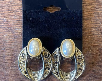 Vintage 80s Gold Tone and Pearl Clip On Earrings