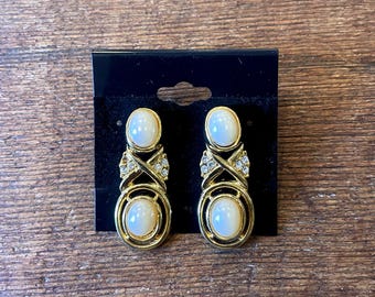 Vintage 80s Gold tone Pearl & Crystal Dangle Earrings