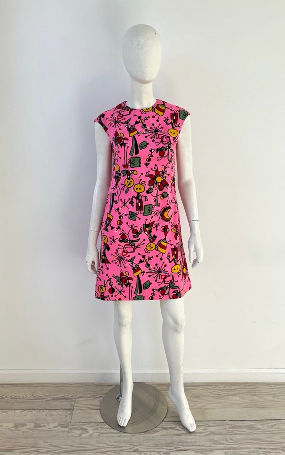 1970s Dress / 70s Pink Novelty Print Dress / Small