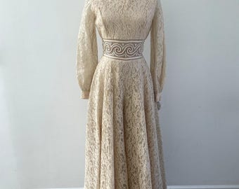 Mono de novia vintage de encaje color crema de los años 70