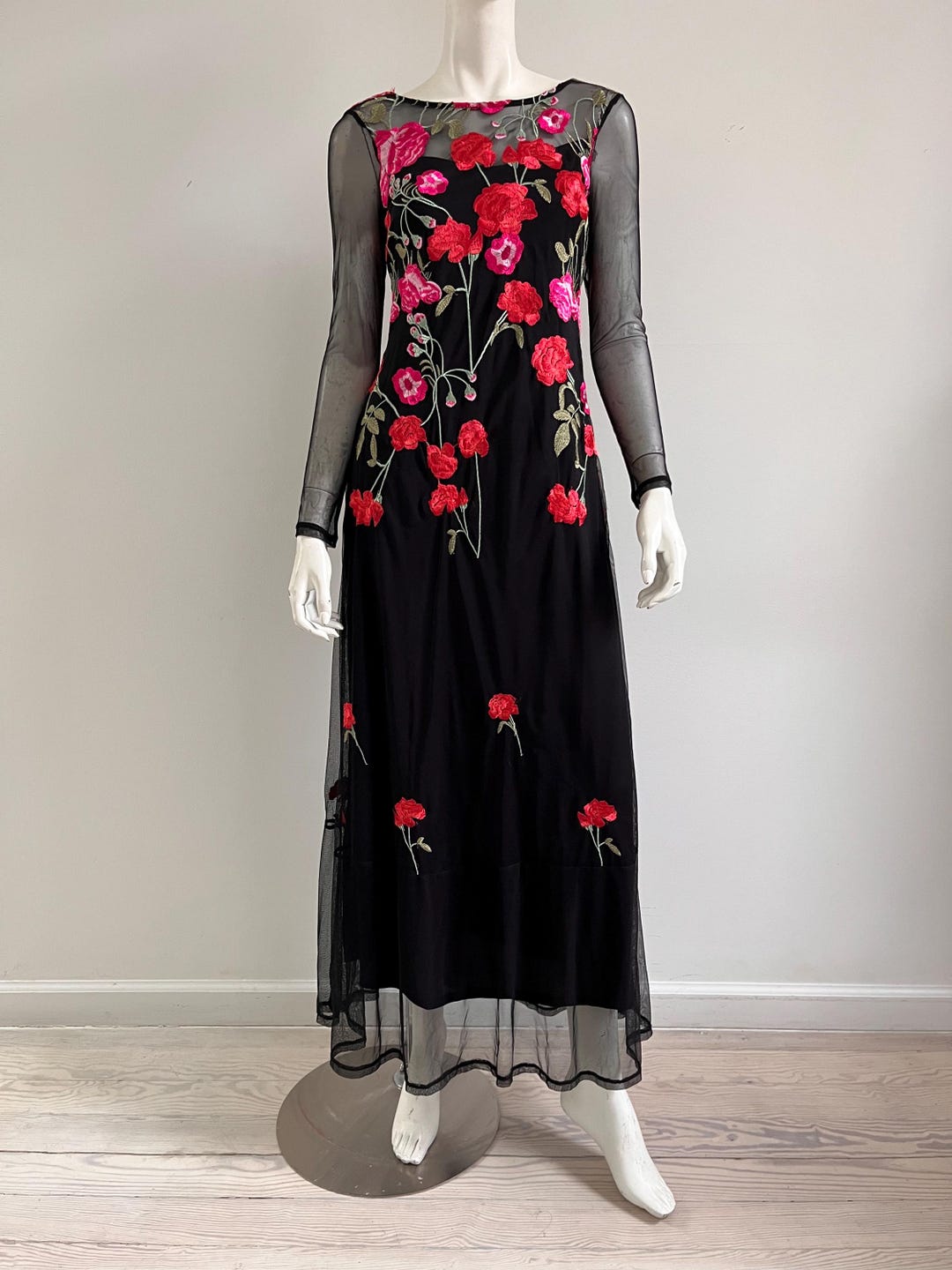 black mesh floral embroidered dress Venus Black Floral Embroidered Mesh Bodycon Knee Dress Halter Strappy Size 6