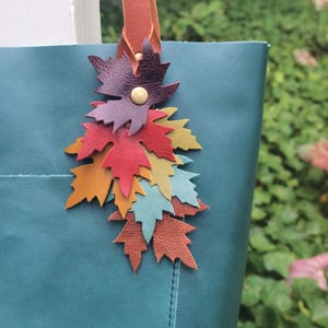 Nueva combinación de colores Hojas que caen Envoltura de encanto Borla Hermoso bolso de otoño hecho a mano Bolso Estilo hoja