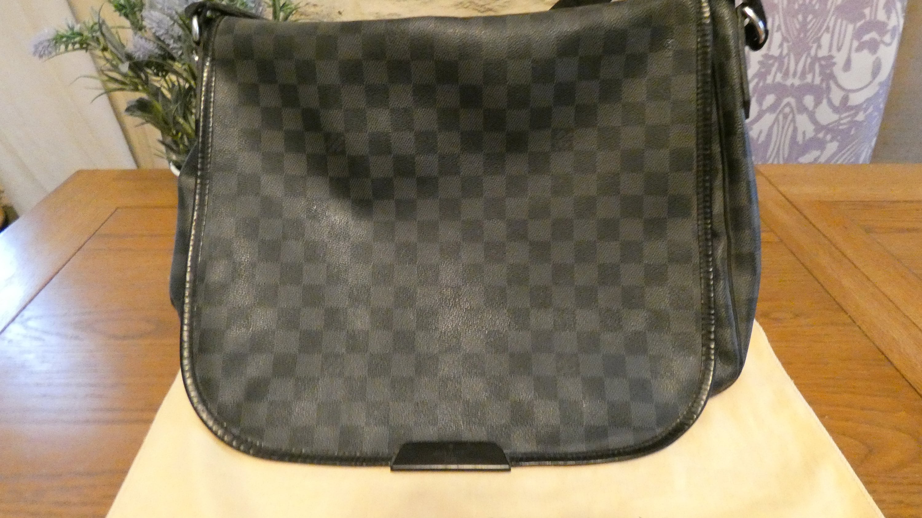 Louis Vuitton 2015 pre-owned Damier Ebène District MM Shoulder Bag -  Farfetch