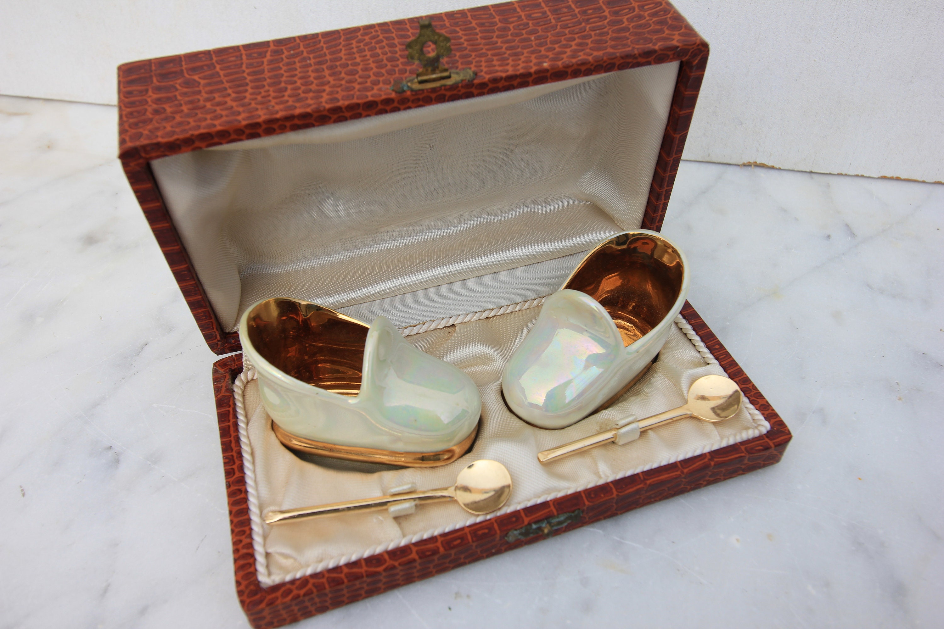 Français Limoges Porcelaine Baptême Cadeau , de Baptême, Chaussures avec Des Cuillères en Métal Sels