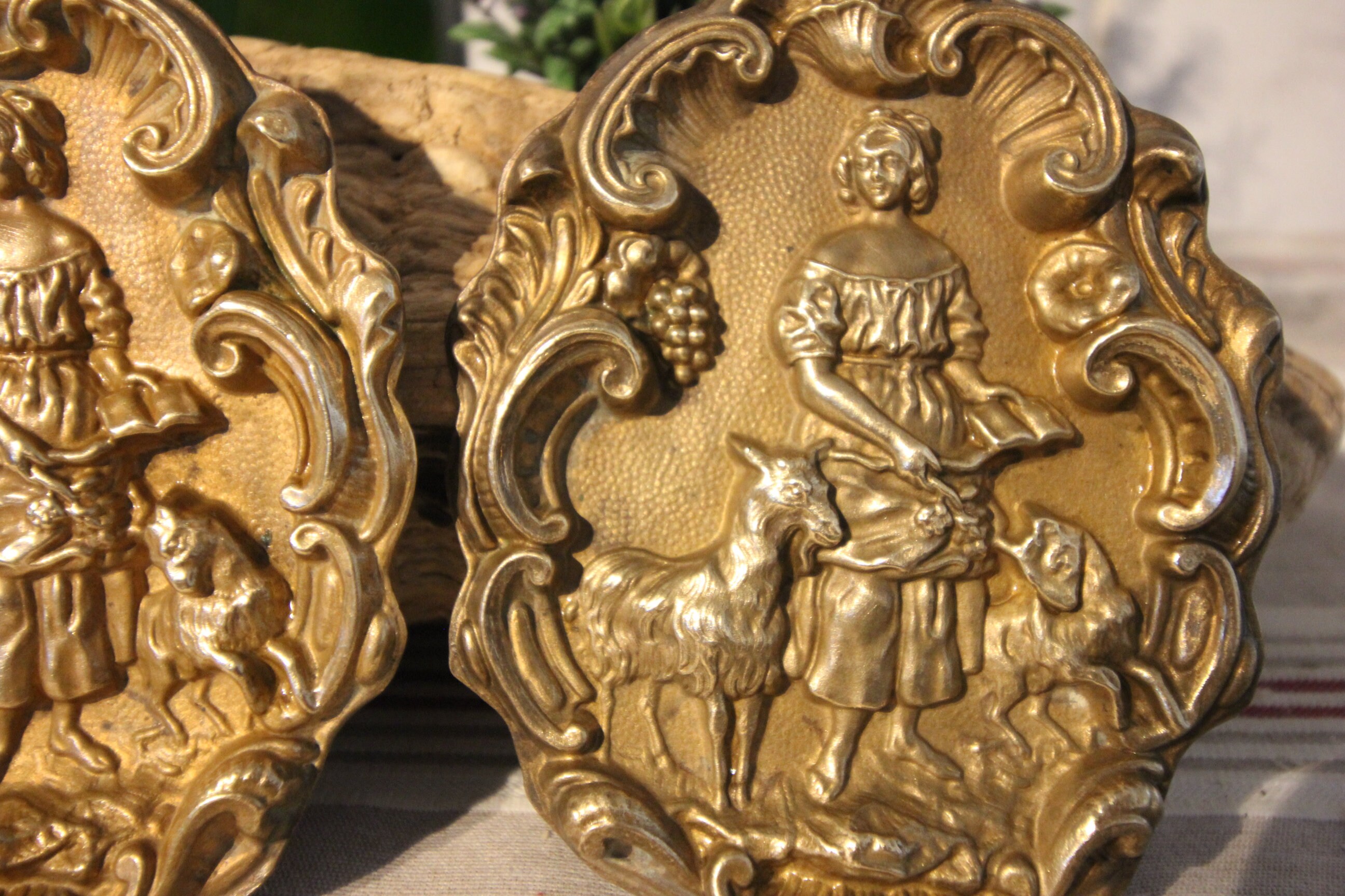 Français Paire de Plaques Murales en Laiton Décoration Murale Meubles Femme Chèvres Raisins Fleurs