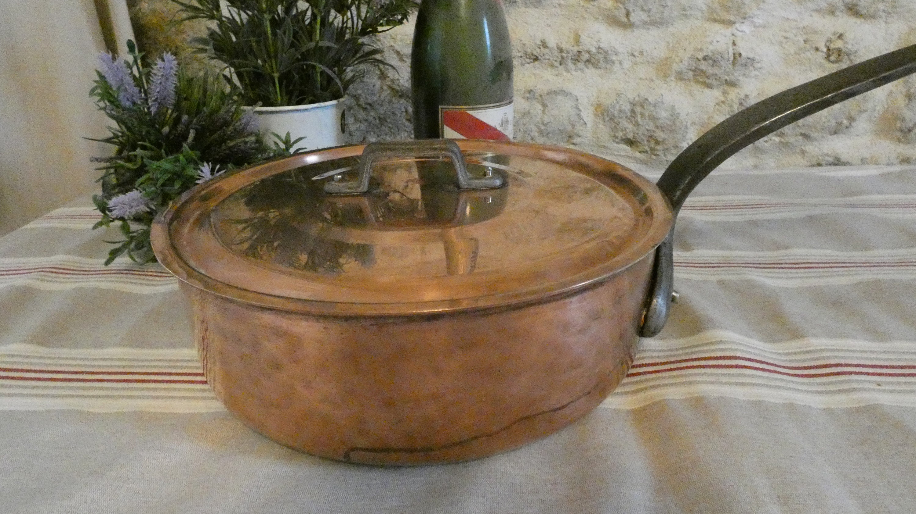 Poêle en cuivre et couvercle, fabrication française, poêle, décoration de cuisine, poêles de cuisine, poêles en cuivre, poêles à frire, casserole